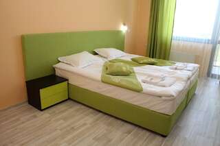 Отель Incanto Family Hotel Севлиево Двухместный номер с двуспальной кроватью и дополнительной кроватью-1
