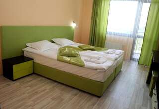 Отель Incanto Family Hotel Севлиево Двухместный номер с двуспальной кроватью и дополнительной кроватью-13